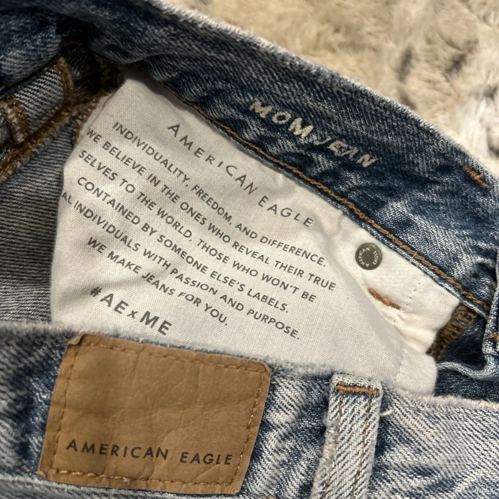 American Eagle blue distressed mom jeans Size 6 Grunge Retro Y2K - Picture 5 of 9